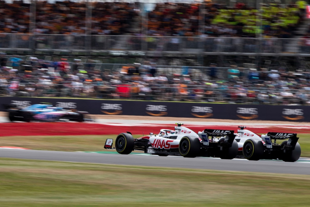 Schumacher pelando posición con Magnussen. (Dom Romney)