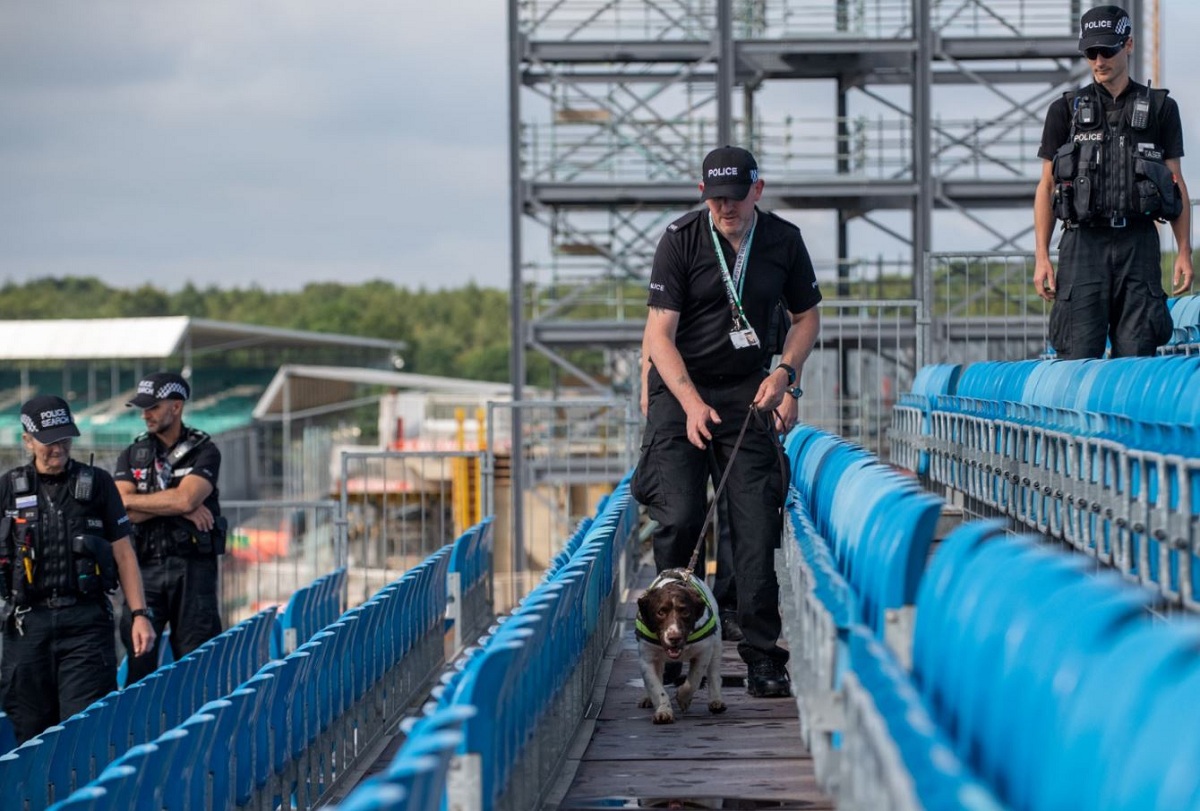 El inspector Thompson, jefe de la policía de Northamptonshire, durante una operación de rastreo en las gradas de Silverstone. (Northamptonshire Police).