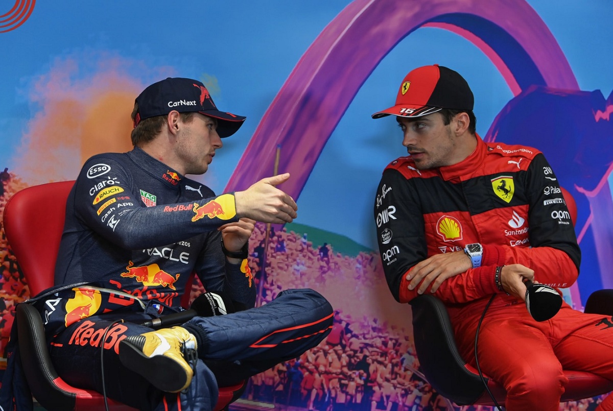 Verstappen y Leclerc conversan previo a la conferencia pos carrera. (Mark Sutton)