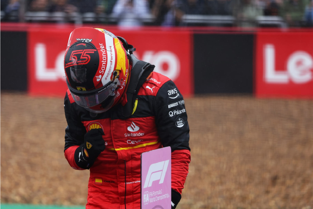 Sainz consigue su primera pole en la lluvia de Silverstone