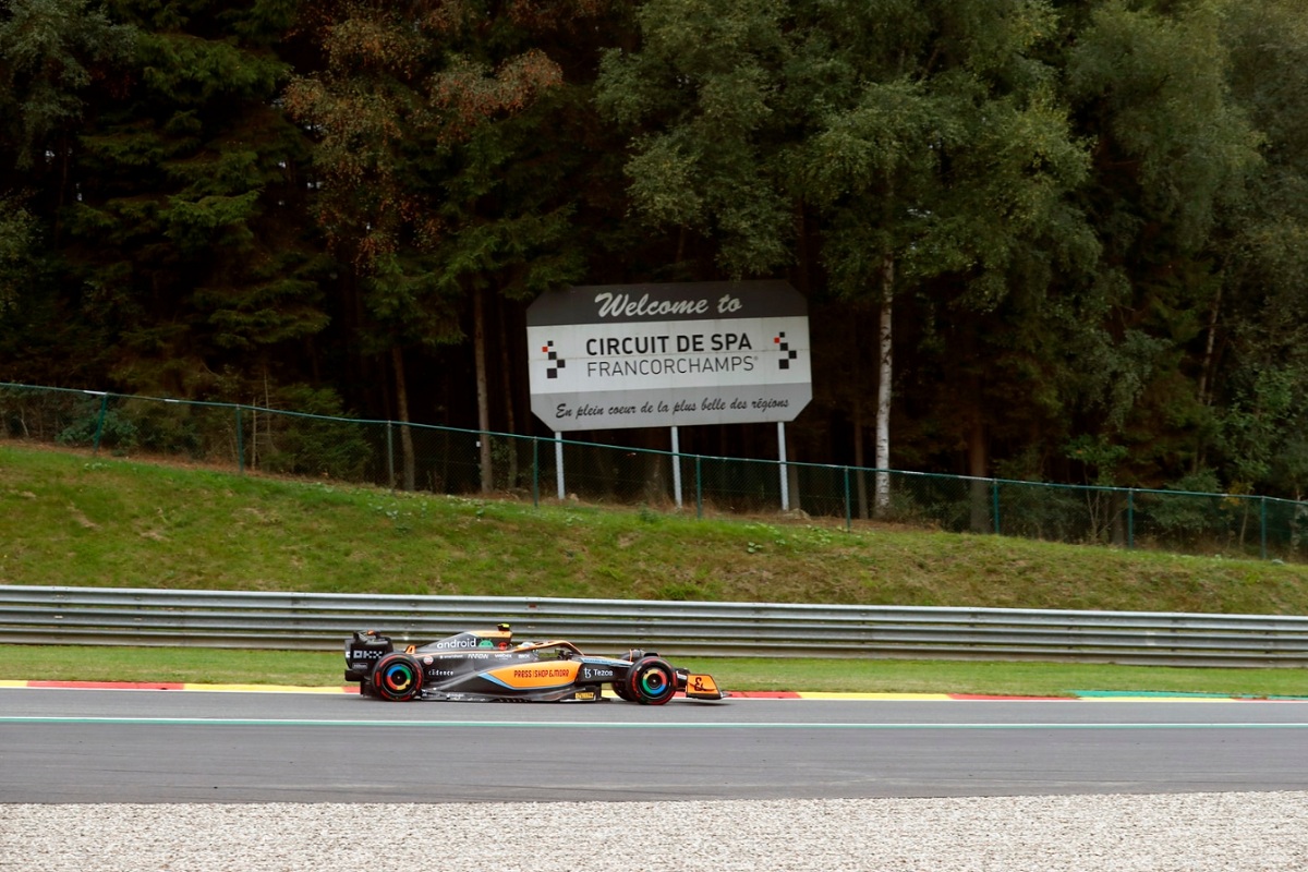 Norris pasando por el cartel de bienvenida a Spa. (Sam Bloxham)