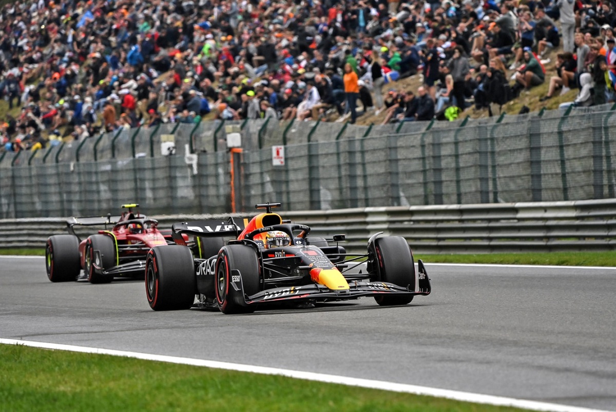 Verstappen deja atrás a Sainz. (Mark Sutton)