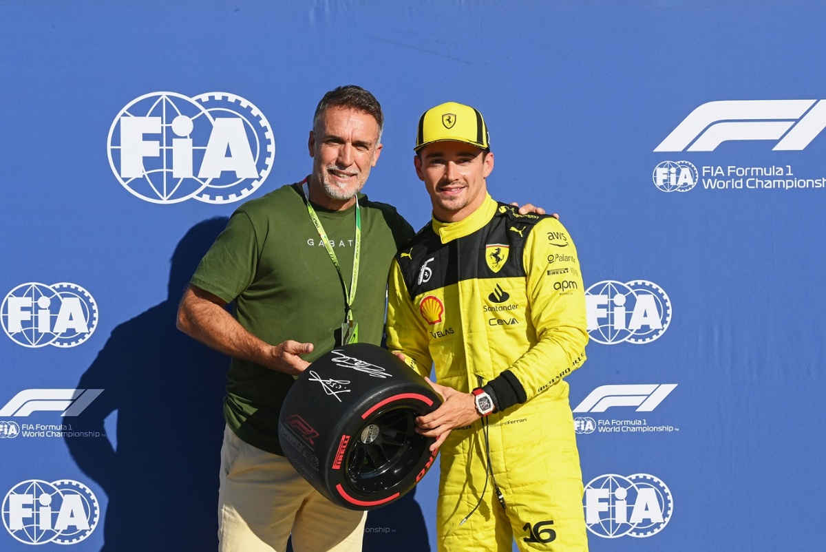 El ex futbolista Gabriel Batistuta le entrega el premio de la pole a Leclerc. (Mark Sutton)