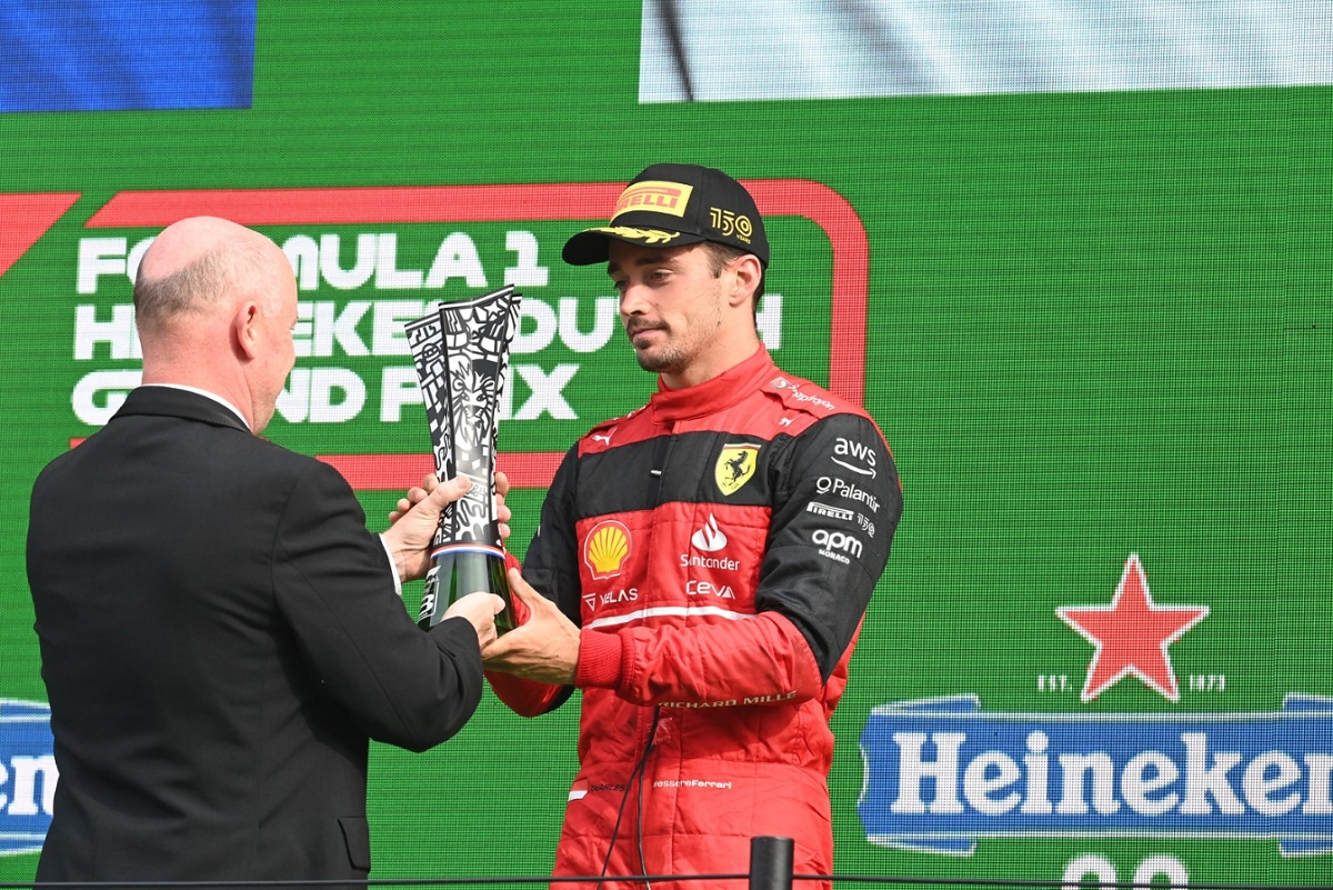 Con poco entusiasmo, Leclerc recibe el trofeo por el tercer lugar. (Mark Sutton)