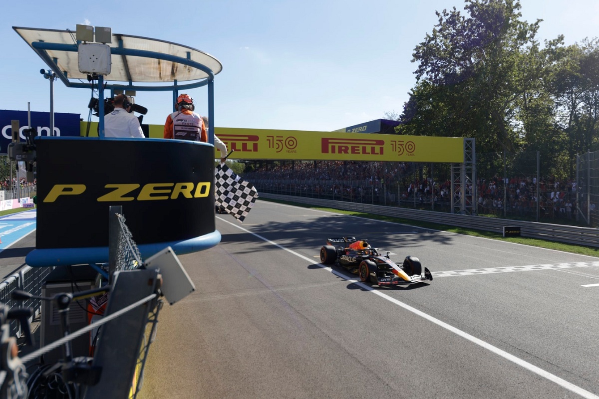 Verstappen recibe la bandera a cuadros bajo Safety Car. (Glenn Dunbar)