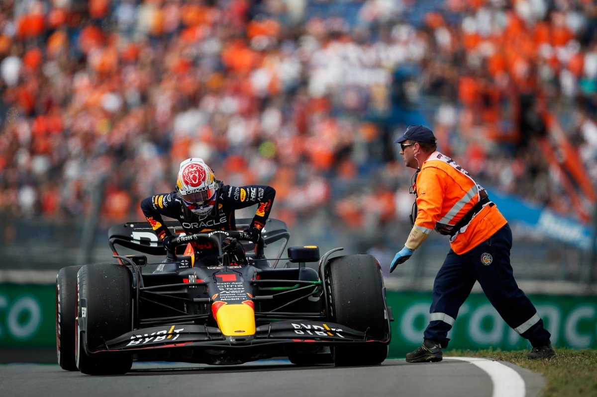 Verstappen abandona en la PL1, aparentemente, por una falla en la transmisión. (Zak Mauger)