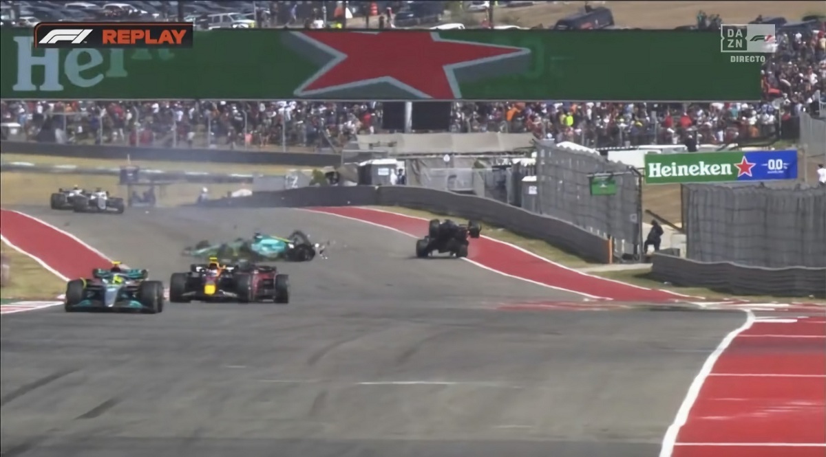 Alonso vuela tras colisionar con Stroll. (DAZN / F1TV)