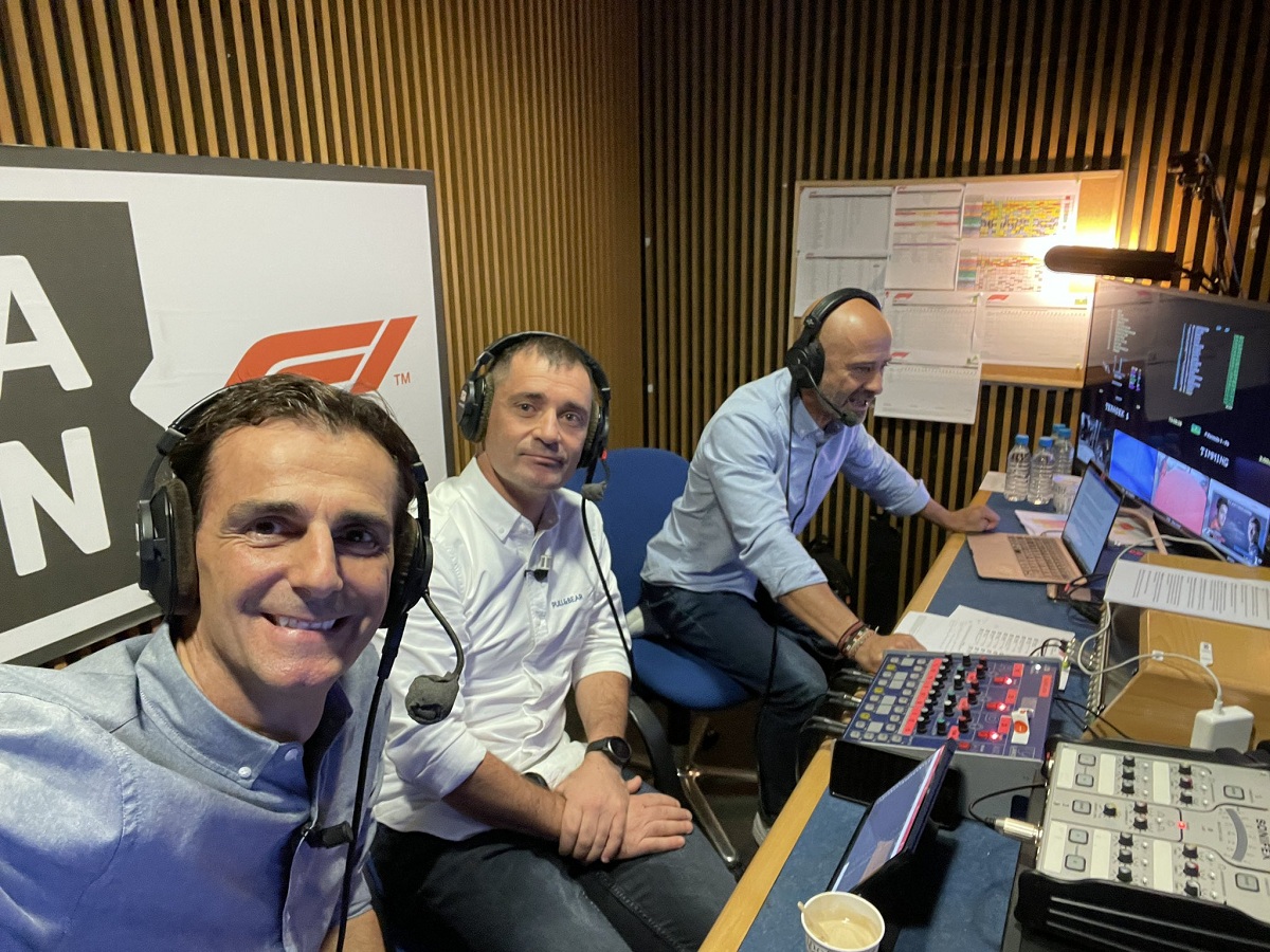 De la Rosa, junto a Toni Cuquerella y Antonio Lobato, transmitiendo para DAZN España el Gran Premio de Japón. (Twitter Pedro de la Rosa / @PedrodelaRosa1) 