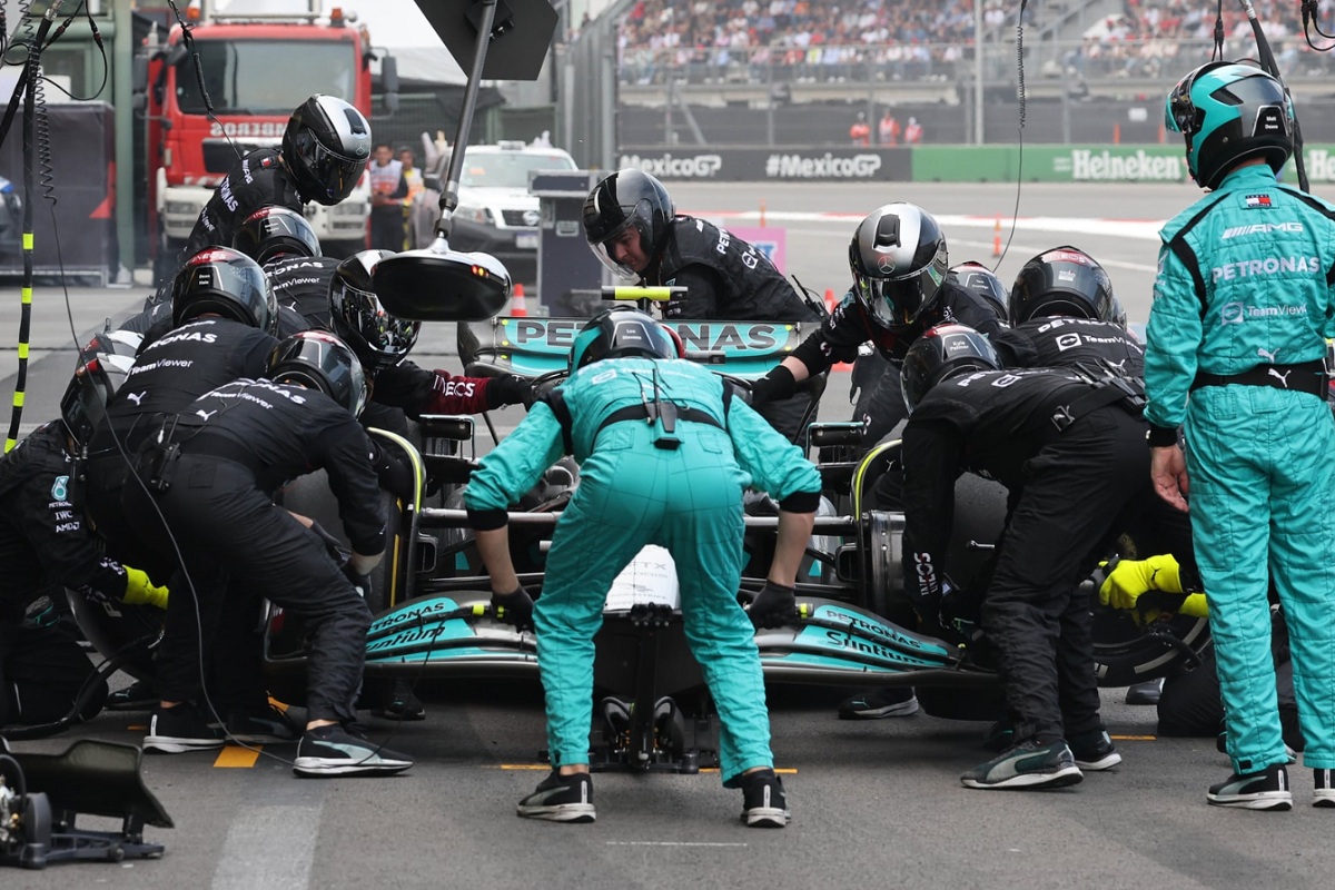 El pit stop de Hamilton, cambio de neumáticos medios a duros. (Steve Etherington)