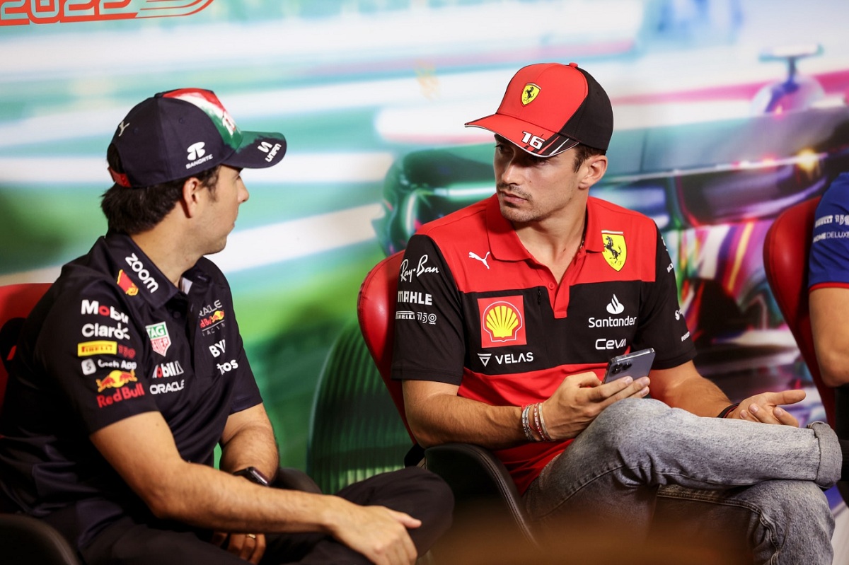 Leclerc hablando con Pérez antes de la rueda de prensa. (Motorsport Images)