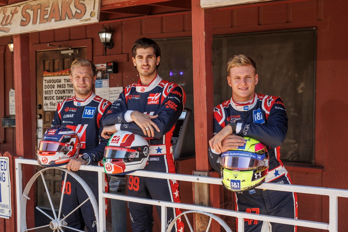 Giovinazzi junto a Magnussen y Schumacher en una producción especial de Haas por la visita de la categoría a Austin. (Andy Hone)