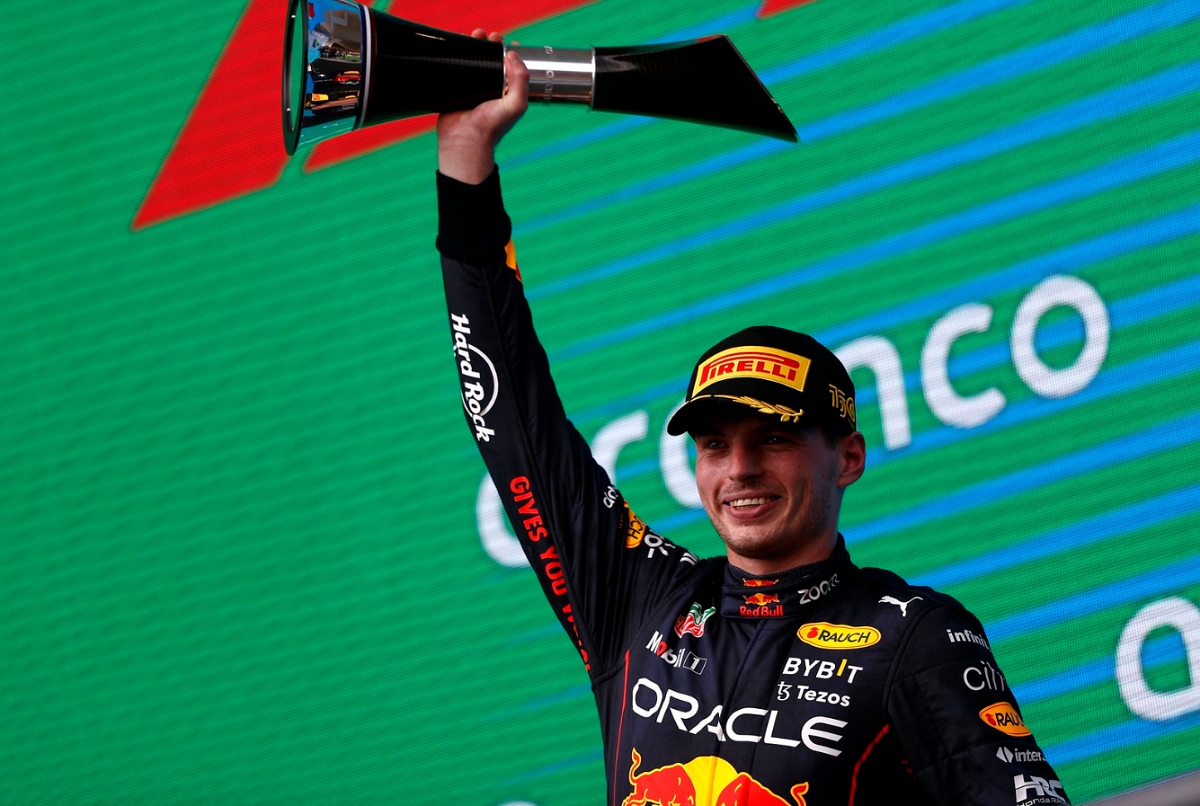 Verstappen, trofeo en mano, celebra la victoria en el podio. (Andy Hone)