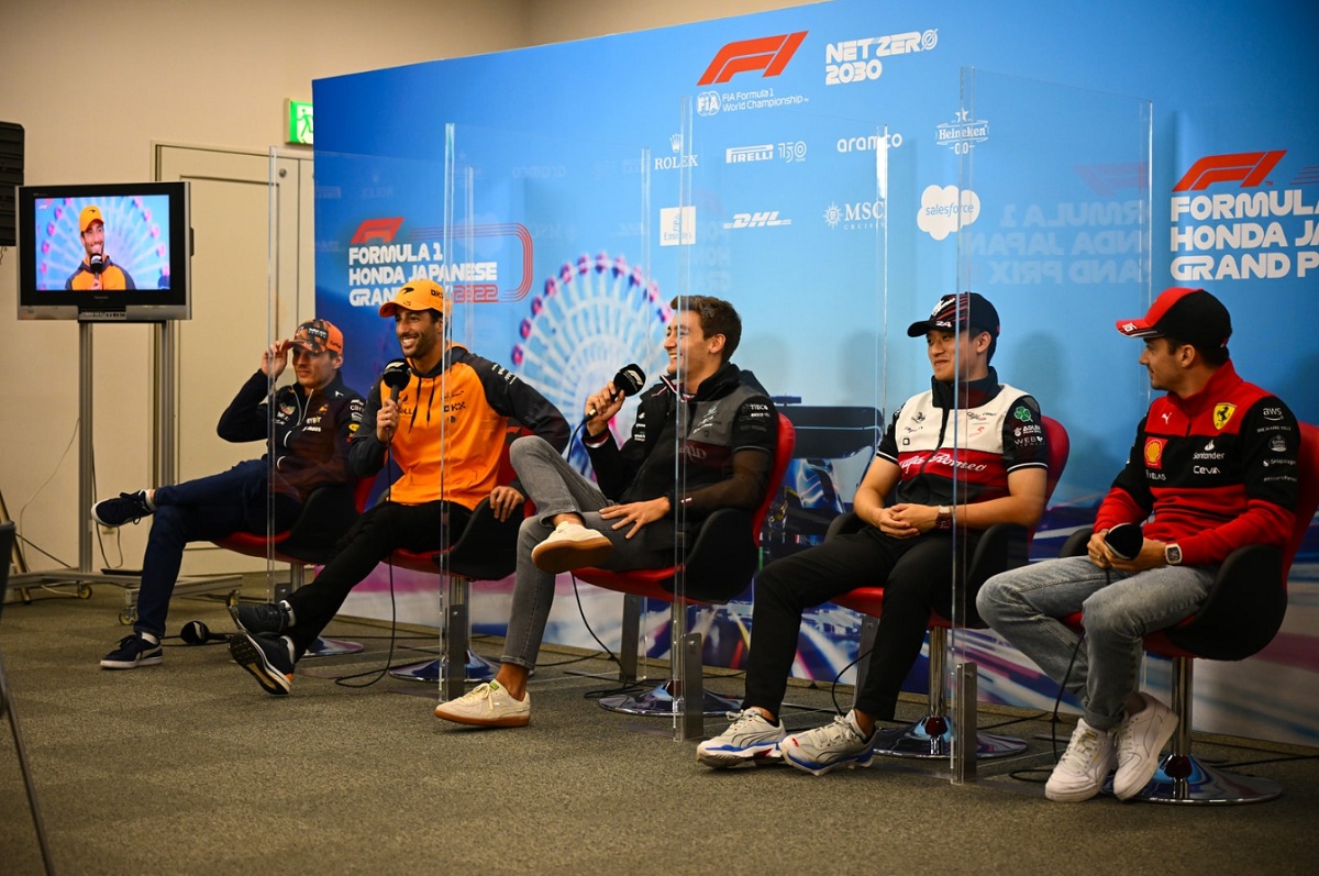 Verstappen junto a Ricciardo, Russell, Zhou y Leclerc en la rueda de prensa. (Motorsport Images)