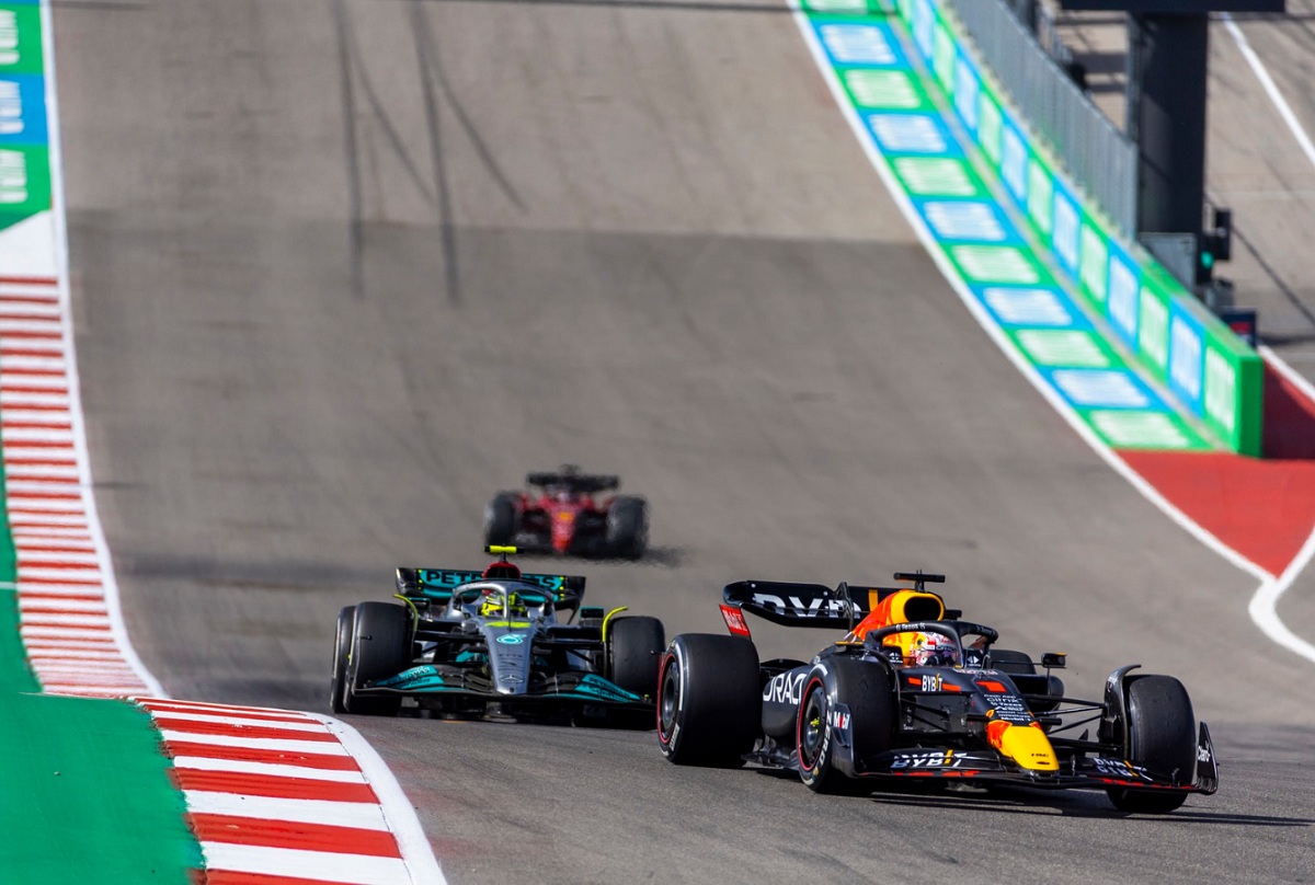 Verstappen le quita a Hamilton la primera posición a seis giros del final. (Sam Bloxham)