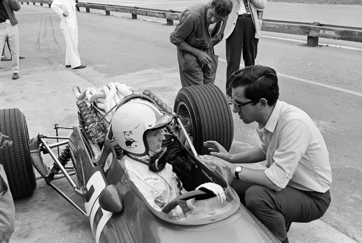 Forghieri dando instrucciones a Chris Amon. (Archivo / Motorsport Images)