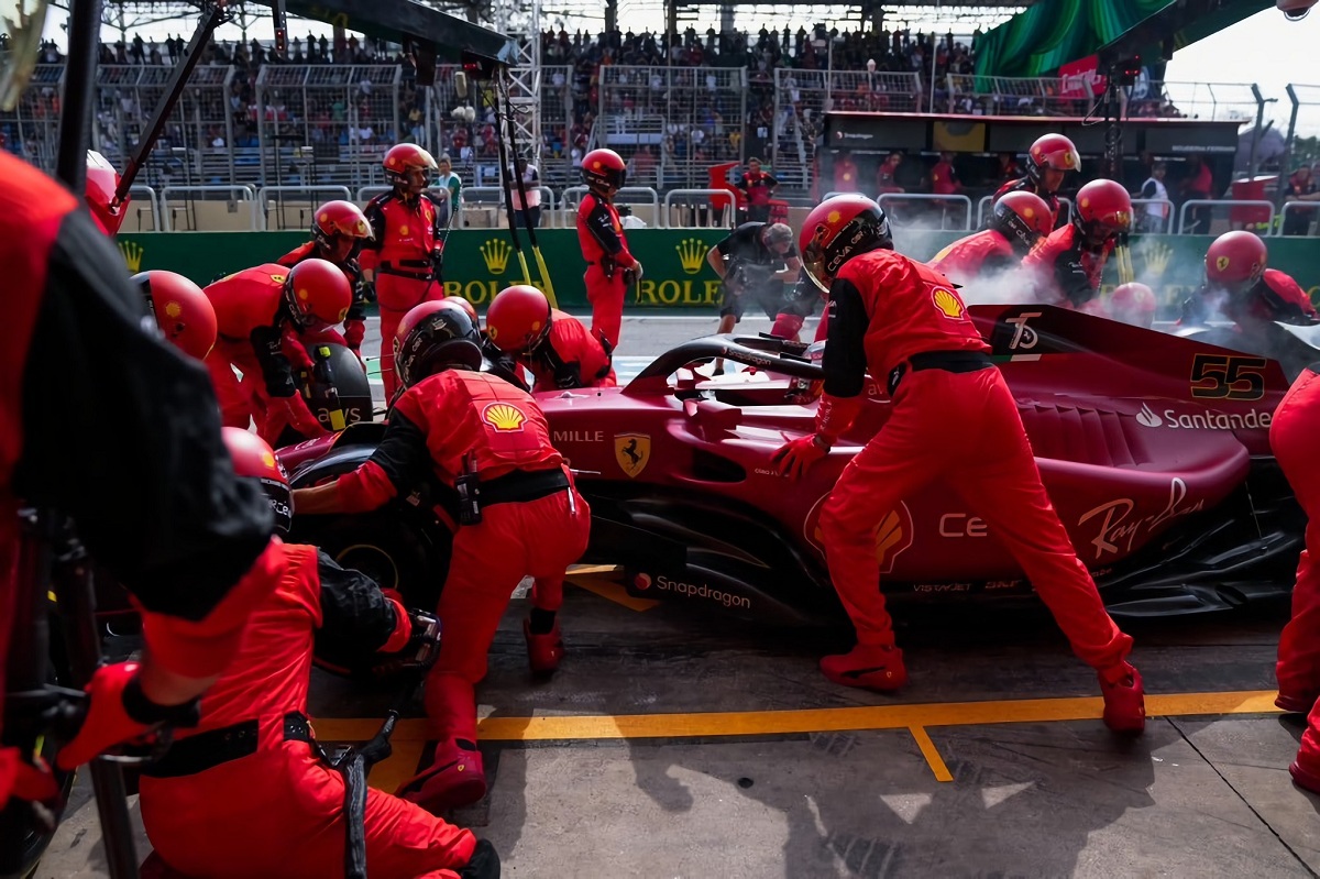 Sainz en boxes con su freno trasero derecho recalentándose por una visera que se incrustó en esa área. (Scuderia Ferrari)