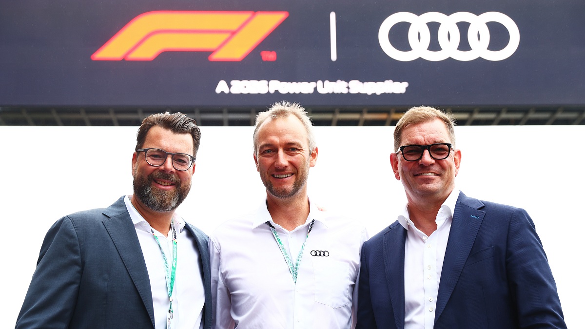 Oliver Hoffmann -consejero de Administración para el Desarrollo Técnico de Audi-, Adam Baker -CEO de Audi Formula Racing- y Markus Duesmann -presidente del Consejo de Administración de Audi-. (Archivo / Audi Media Center, 2022)