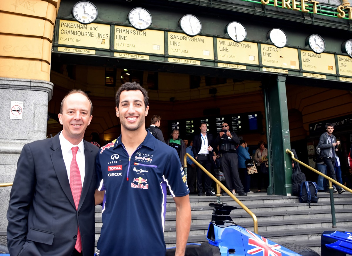 Juanto a Daniel Ricciardo en la presentación del Gran Premio de Australia de 2015. (Archivo / Sutton Images, 2014)