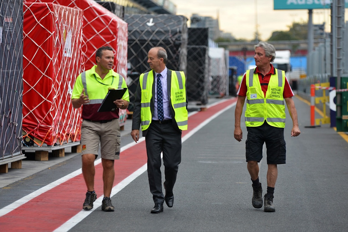 Westacott, en su rol de boss, supervisando personalemnte la llegada de los equipos al Albert Park. (Archivo / John Toscano, 2017)