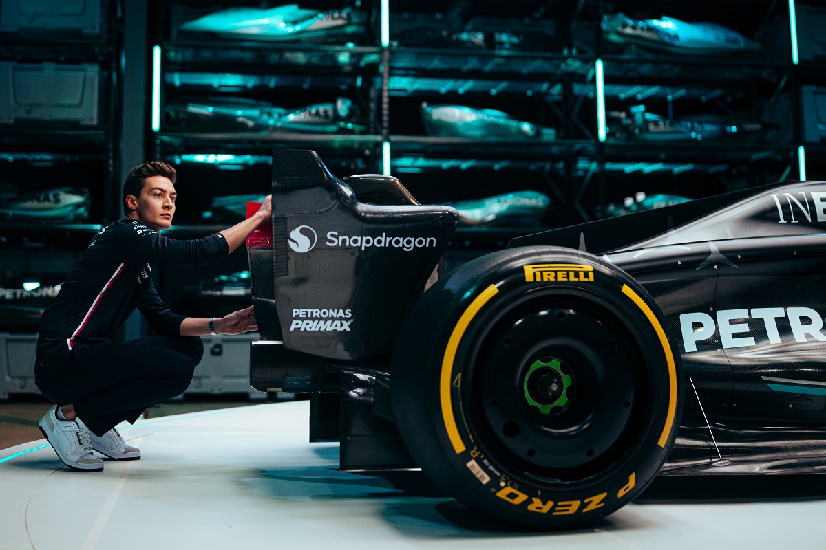 Russell observa el alerón trasero del W14. (Mercedes-AMG PETRONAS F1 Team)