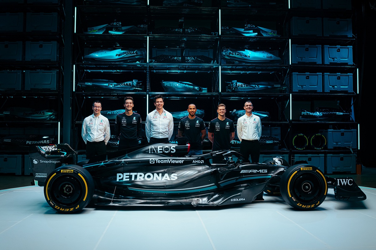 La plana mayor de Mercedes junto al W14. (Mercedes-AMG PETRONAS F1 Team)