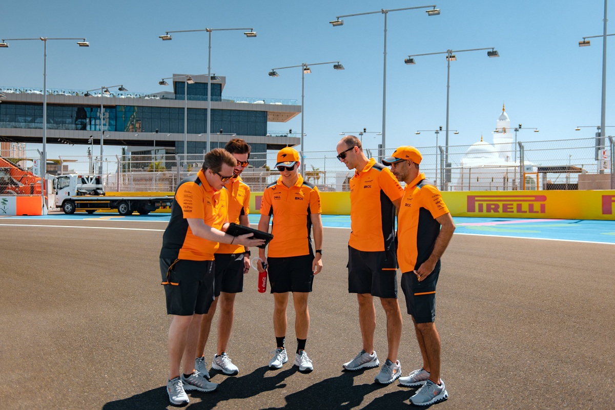 Norris recorre el crcuito de Jeddah junto a su equipo de trabajo. (McLaren Racing)