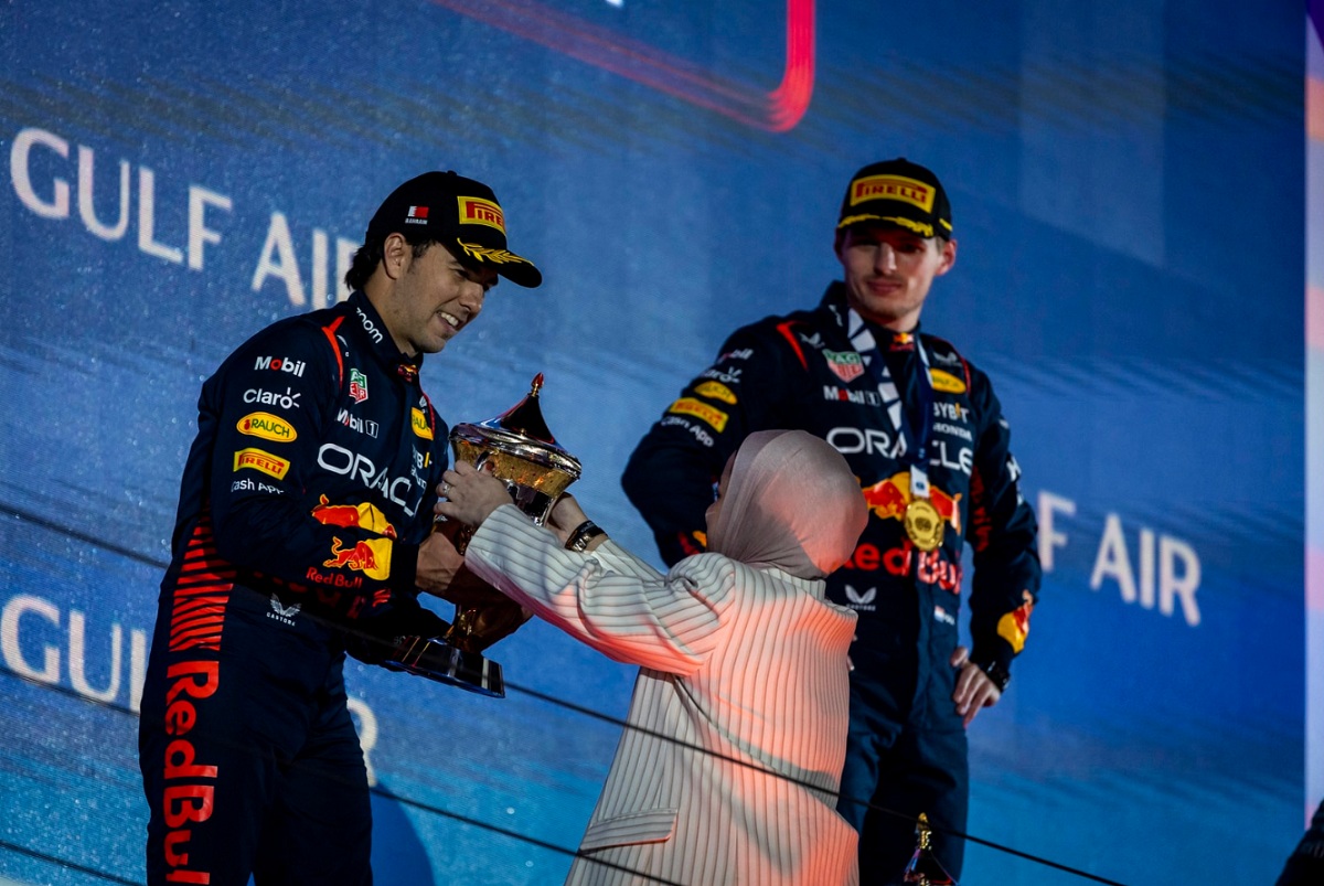 Pérez recibe el trofeo por el segundo lugar ante la mirada de Verstappen. (Sam Bloxham)