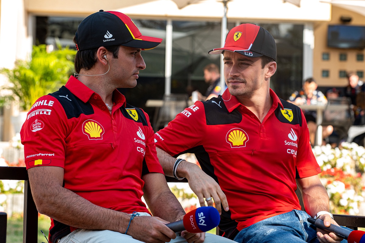 Ferrari: Leclerc y Sainz con miradas distintas