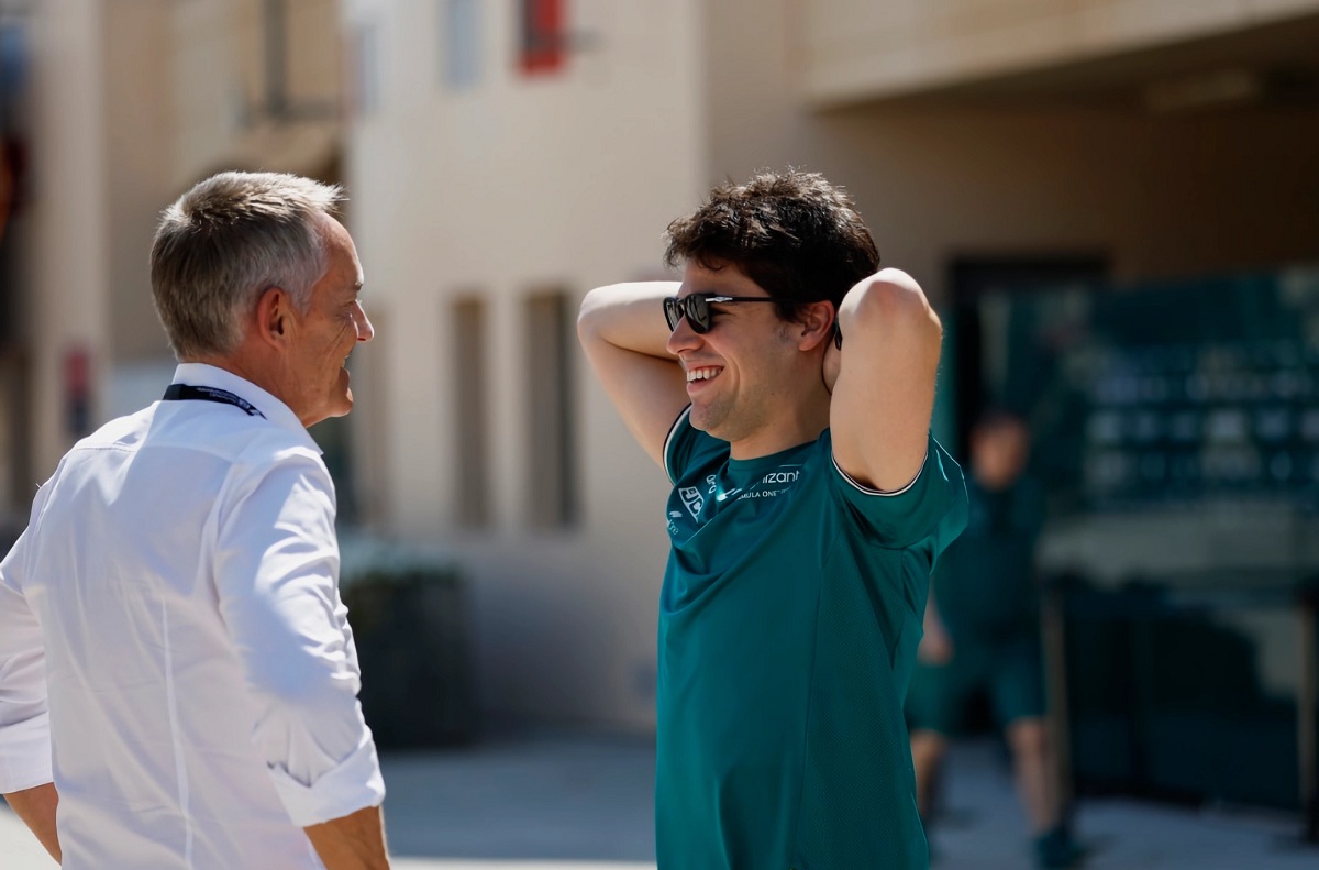 Stroll dialoga en el paddock con Martin Whitmarsh -jefe ejecutivo de Aston Martin-. (Zak Mauger)