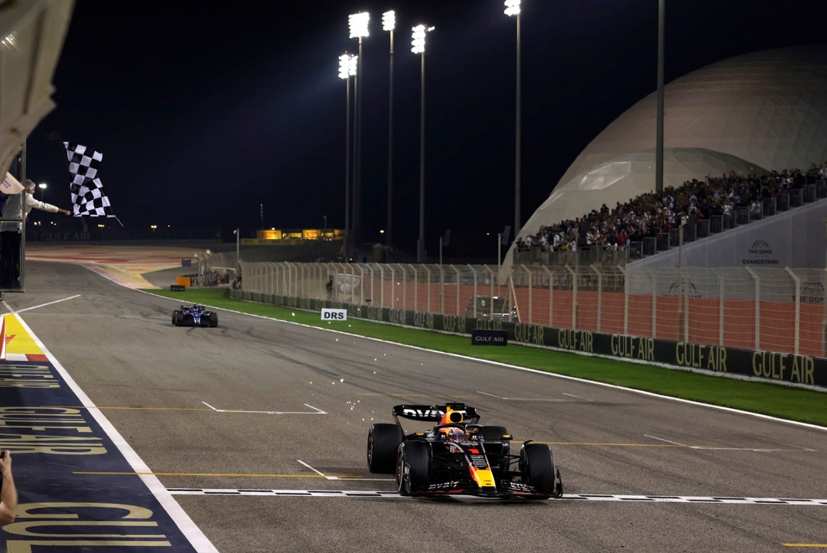 Verstappen cruza la meta en Sakhir. (Glenn Dunbar)