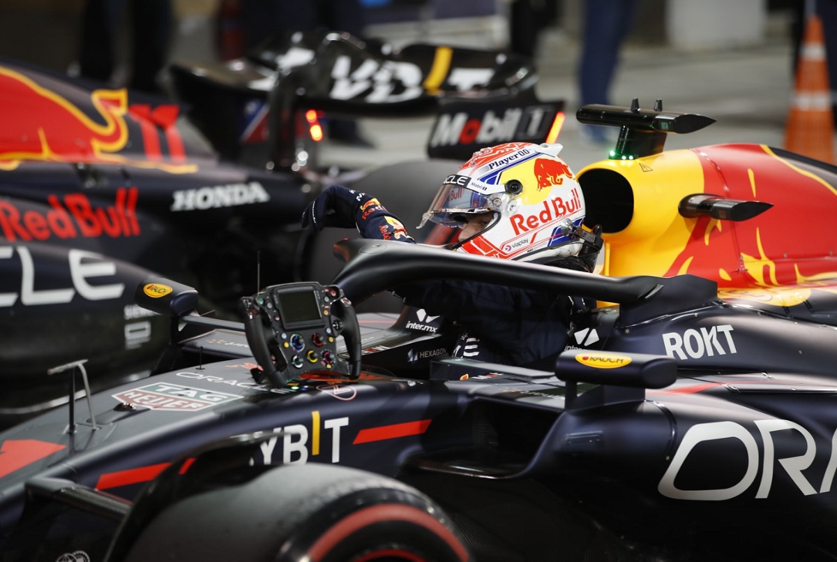 Verstappen bajando del coche en el parque cerrado. (Zak Mauger)