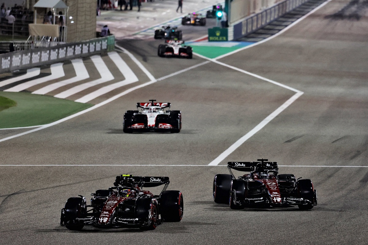 Zhou y Bottas salen a pista en la Q1. (Alfa Romeo F1 Team)