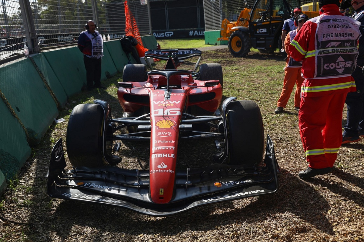 La Ferrari de Leclerc después del abandono del monegasco en la primera vuelta. (Lionel Ng)