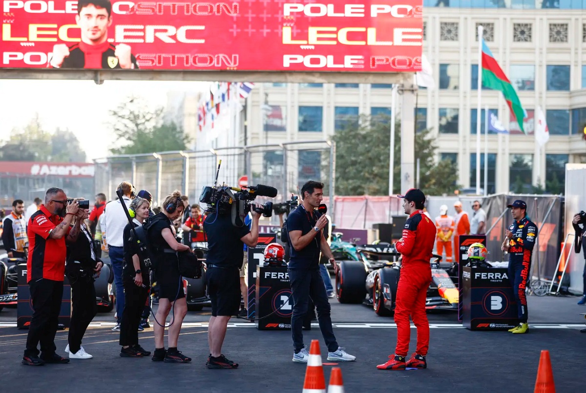 Leclerc entrevistado por Mark Webber en el Parque Cerrado. (Zak Mauger)