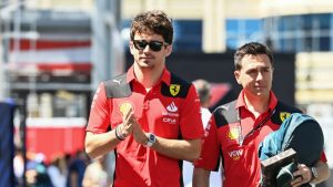 Leclerc arribando al circuito de Bakú. (Mark Sutton)