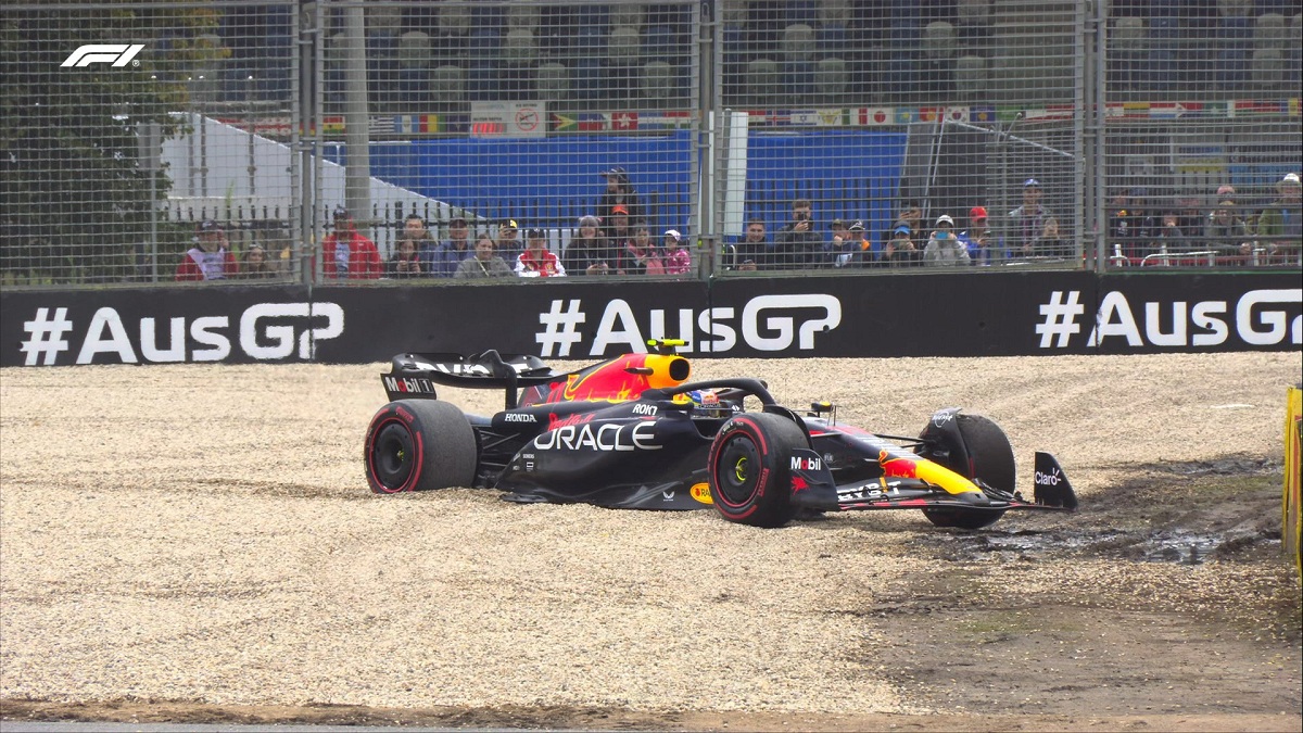 Pérez encajado en la grava de la curva tres. (Imagen TV / F1TV)