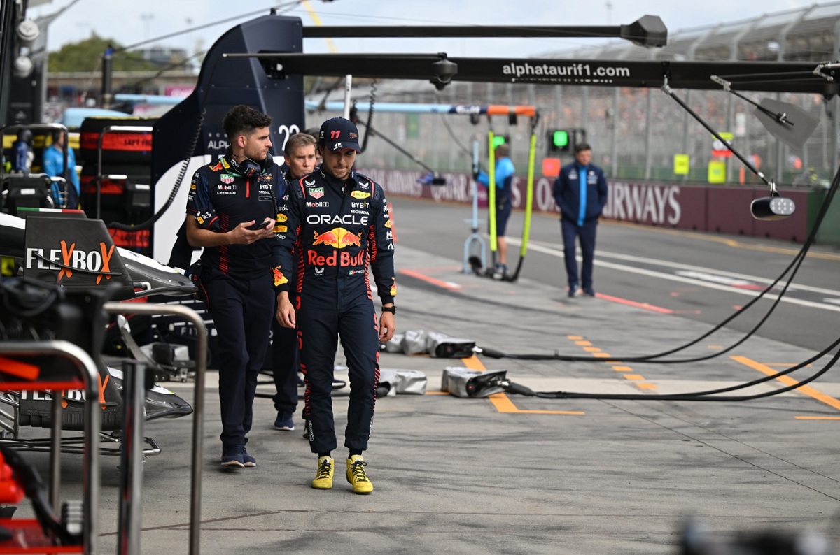 Pérez, con la mirada baja, regresando a boxes después de abandonar en Q1. (Simon Galloway)