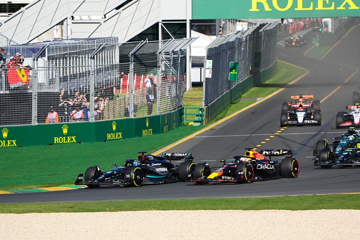 Russell le ganó el interno a Verstappen en la primera curva. (Mark Sutton)