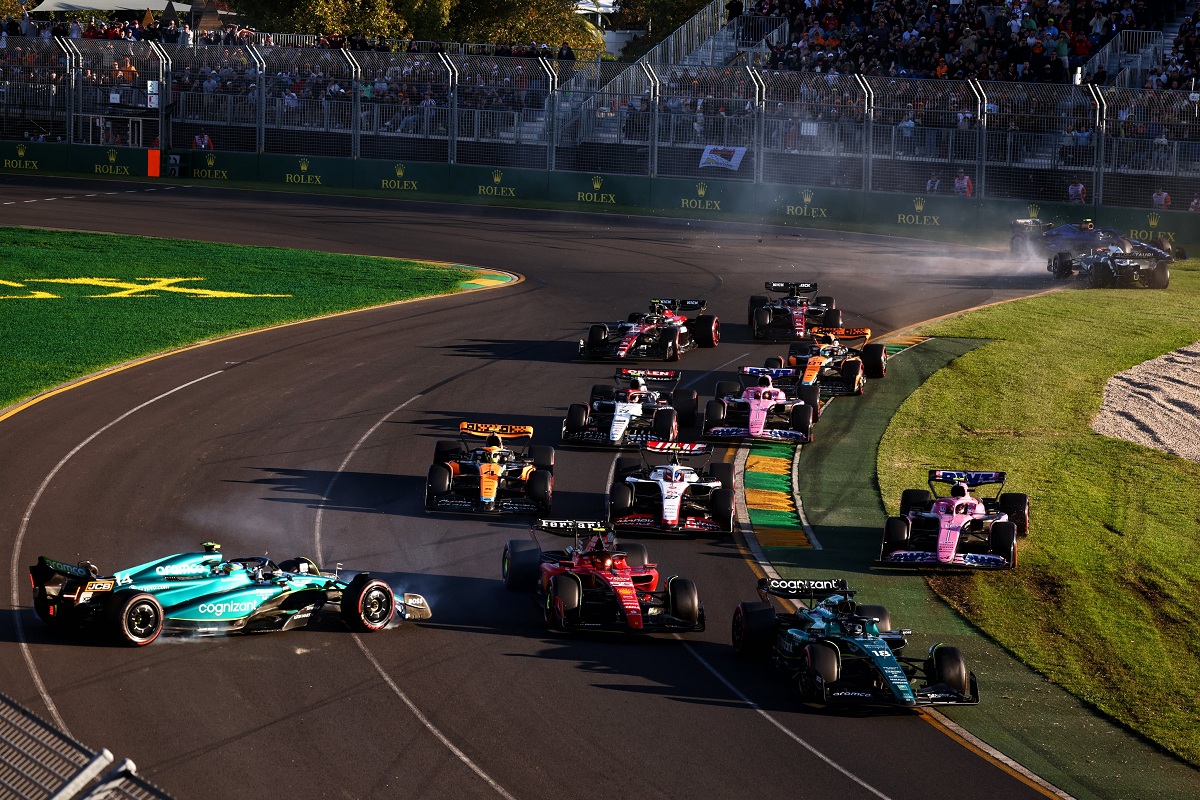 Alonso pierde en control del coche tras el toque con Sainz. (Archivo / Simon Galloway, 2023)