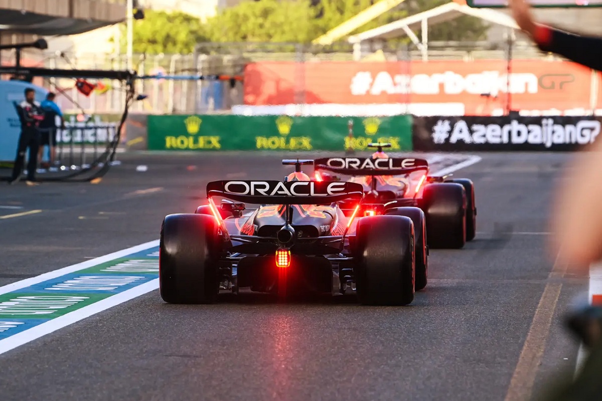 Verstappen y Pérez saliendo a pista para la Qualy. (Mark Sutton)