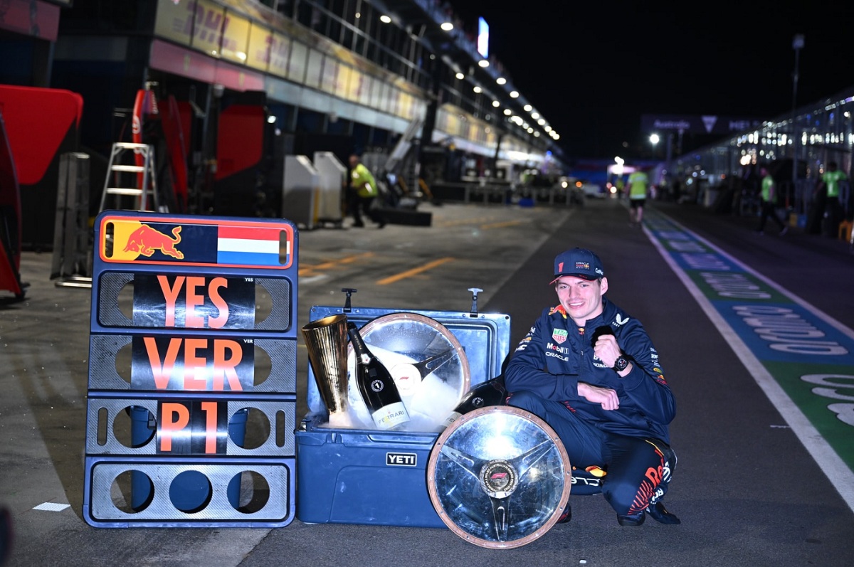 Verstappen posa con los trofeos en la noche de Melbourne. ( Simon Galloway)