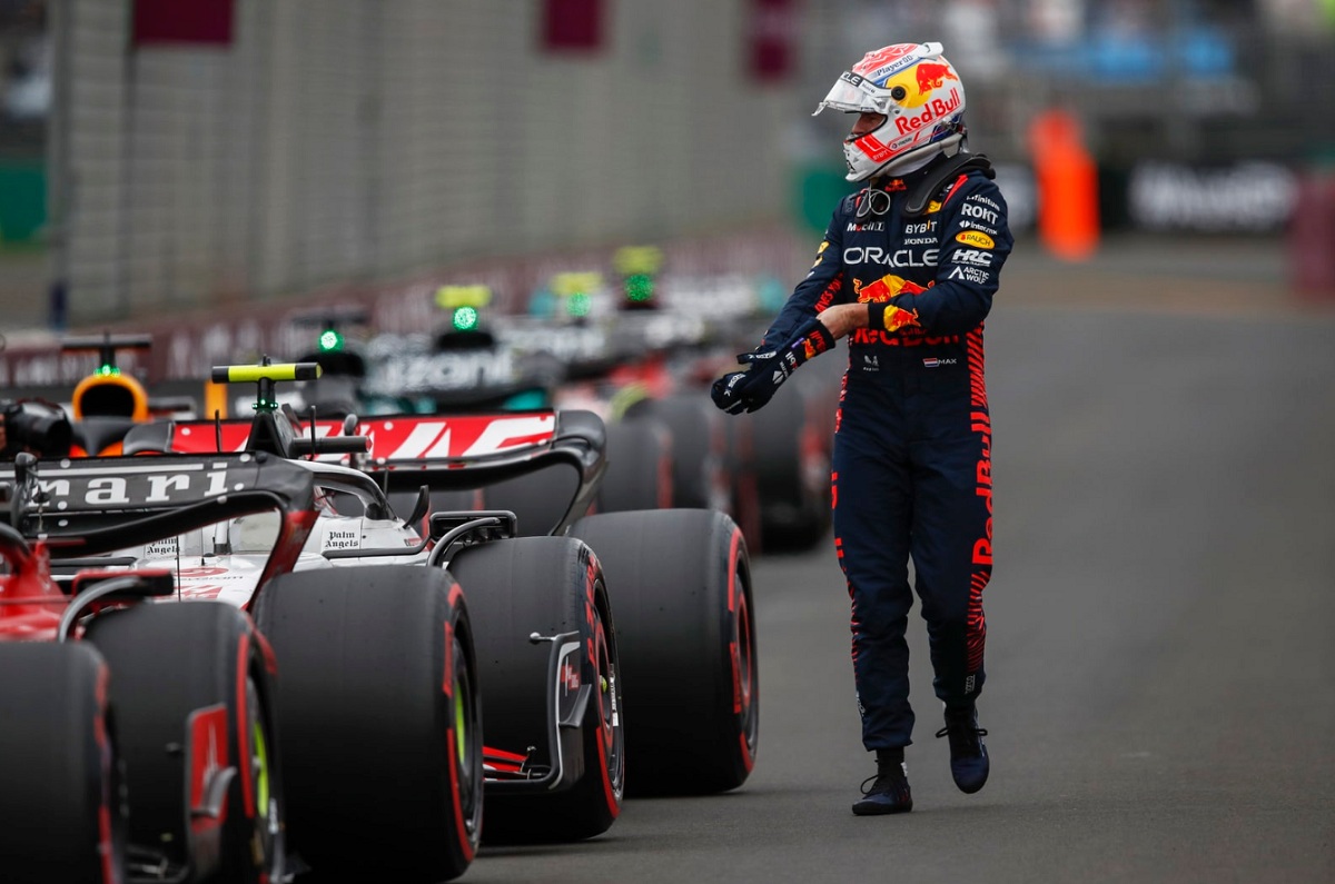 Verstappen observa los coches en el parque cerrado mientras se dirige a la zona de exclusión para recibir el premio de poleman. (Zak Mauger)