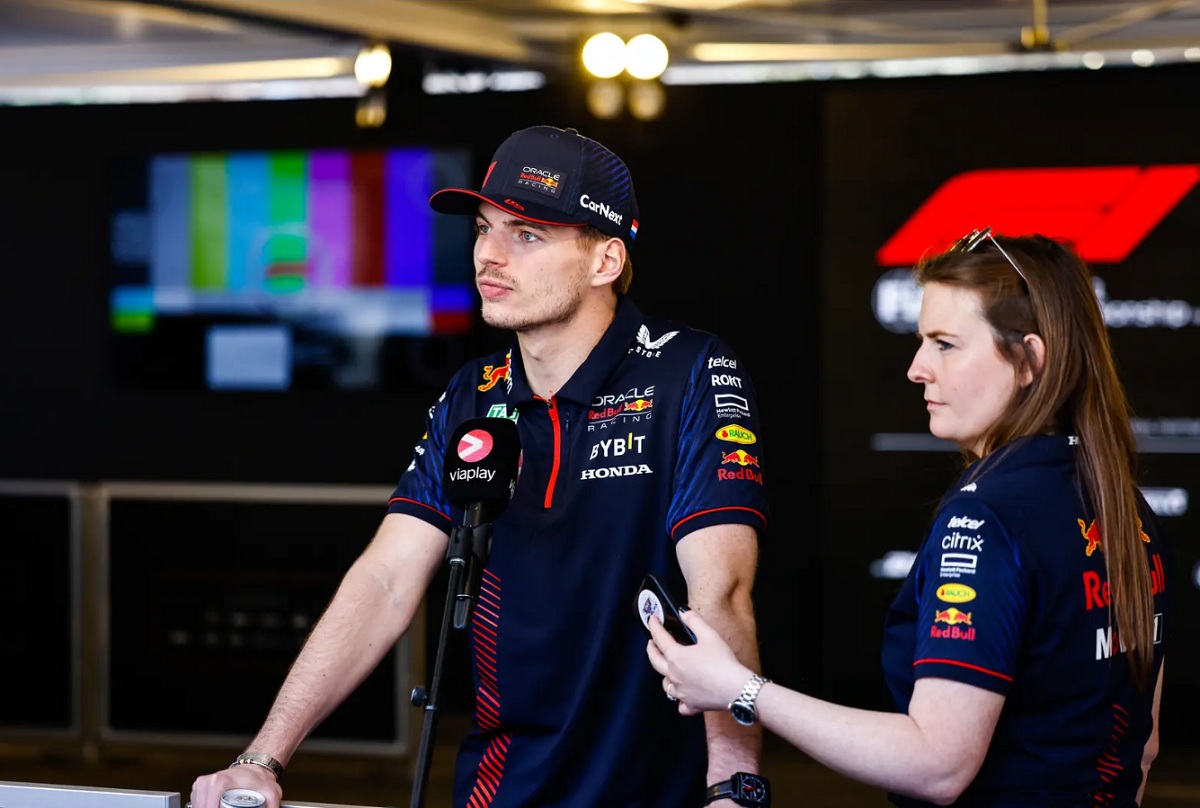 Verstappen atendiendo a la prensa en el corral. (Andrew Ferraro)