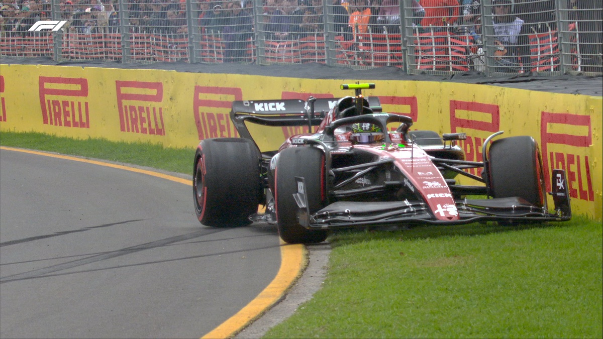 Zhou realizó un trompo y golpeó el muro de la curva tres. (Imagen TV / F1TV)