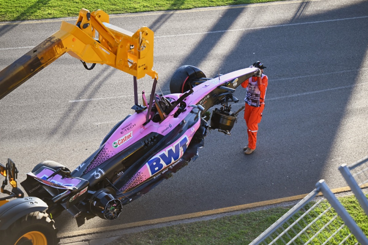 Los auxiliares retiran el Alpine de Ocon. ( Simon Galloway)