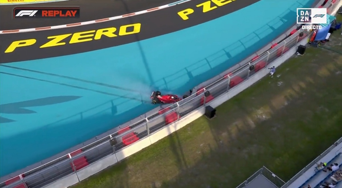 Leclerc se pasó en la curva 7 y pegó contras defensas. (Imagen TV / DAZN F1)