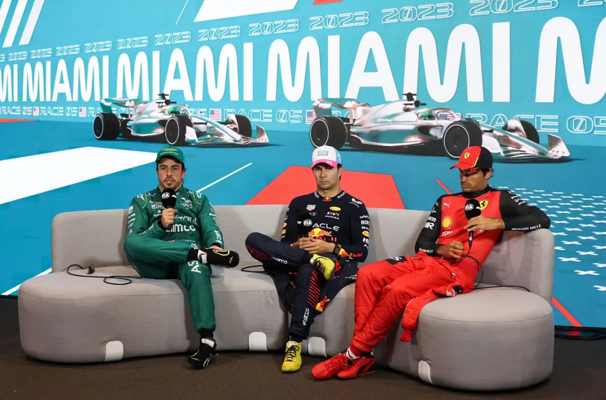 Pérez, junto a Alonso y Sainz, en la conferencia de prensa pos clasificación.  (Motorsport Images)
