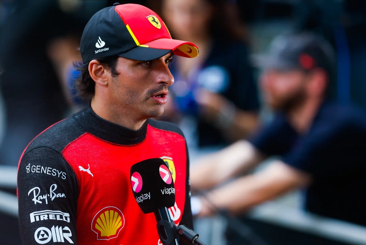 Sainz hablando con la prensa en Miami. (Alexander Trienitz)