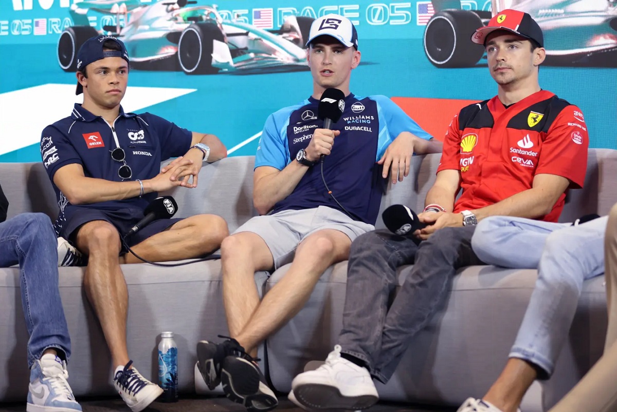 Sargeant rodeado por Albon y Leclerc en la rueda de prensa. (Motorsport Images)