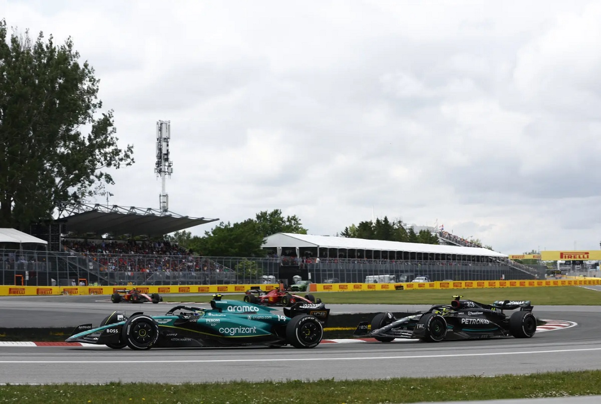 Hamilton persigue a Alonso en la segunda parte de la carrera. (Zak Mauger)